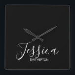 Modern zwart wit, volledige naam, minimaal  vierkante klok<br><div class="desc">Moderne,  minimalistische,  en elegante klok van de douanemuur met uw eerste en familienamen in wit manuscript op een zwarte achtergrond. Deze klok maakt de perfecte aanvulling op je kantoor decor.</div>