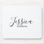 Modern zwart wit, volledige naam, stijlvol muismat<br><div class="desc">Moderne, eenvoudige en vrouwelijke zwarte en witte aangepaste mousepad met uw eerste en achternaam.</div>