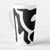 Modern zwart-wit vrijevormpatroon latte mok (Linkerhoek)