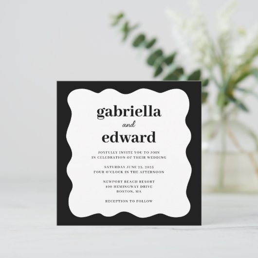 Modern Zwart Wit Wavy Border Huwelijksuitnodiging Kaart (Staand voorkant)