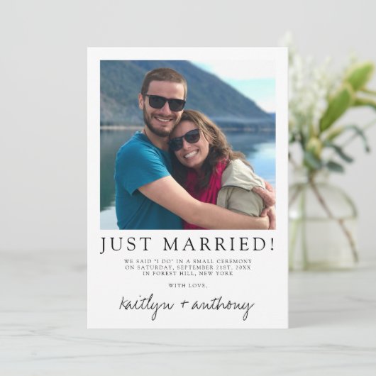 Modern zwart-witscript minimalistisch huwelijk aankondiging (Staand voorkant)