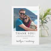 Modern zwart-witscript minimalistisch huwelijk bedankkaart (Staand voorkant)