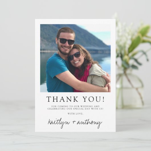 Modern zwart-witscript minimalistisch huwelijk bedankkaart (Staand voorkant)