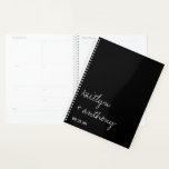 Modern zwart-witscript minimalistisch huwelijk planner<br><div class="desc">Maak je klaar voor je grote dag in stijl met deze moderne en zeer trendy weddingplanner. Het ontwerp is gemakkelijk te personaliseren met uw eigen namen en trouwdatum en u kunt al uw ontwerpideeën, belangrijke huwelijksinformatie en veel veiliger samen in deze gepersonaliseerde planner houden. Overeenkomende bruidsartikelen zijn te vinden in...</div>