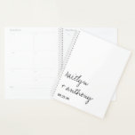 Modern zwart-witscript minimalistisch huwelijk planner<br><div class="desc">Maak je klaar voor je grote dag in stijl met deze moderne en zeer trendy weddingplanner. Het ontwerp is gemakkelijk te personaliseren met uw eigen namen en trouwdatum en u kunt al uw ontwerpideeën, belangrijke huwelijksinformatie en veel veiliger samen in deze gepersonaliseerde planner houden. Overeenkomende bruidsartikelen zijn te vinden in...</div>