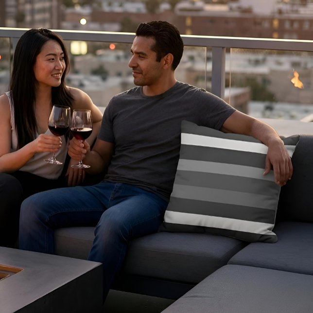 Moderna Linear | Carbon & Obsidian Kussen (Lifestyle Shot (outdoor fabric))