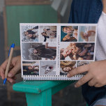 Moderne 10 fotocollage gepersonaliseerd jaar planner<br><div class="desc">Creëer uw eigen fotocollage gepersonaliseerde 2025 jaarplanner met 10 van uw favoriete afbeelding snaps! De witte achtergrond kan worden gewijzigd in elke kleur en alle tekst kan eenvoudig worden aangepast met behulp van de meegeleverde sjabloon.</div>