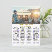 Moderne 2025 Kalender Foto Gold Script Minimalist Feestdagenkaart (Staand voorkant)