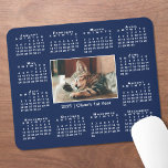 Moderne 2025 Kalender Uw fotonaam op Navy Blue Muismat<br><div class="desc">Moderne 2025 kalender met uw foto en naam in het midden. Vervang het voorbeeld afbeelding en tekst door uw eigen in de zijbalk. Uw foto heeft een dunne witte rand en is omgeven door een goed leesbare witte kalender op een marineblauwe achtergrond. Maakt een geweldig cadeau voor dierenliefhebbers, nieuwe ouders...</div>