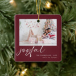 Moderne 2 foto Joyful Script Christmas Bourgondië Keramisch Ornament<br><div class="desc">Moderne 2 foto Joyful Script Christmas Bourgondië. Vervang eenvoudig de steekproeffoto's aan elke kant met uw eigen en personaliseer met uw namen en het jaar. Joyful is in een moderne speelse set script in het wit die kan worden veranderd in een andere kleur als je dat wilt.</div>