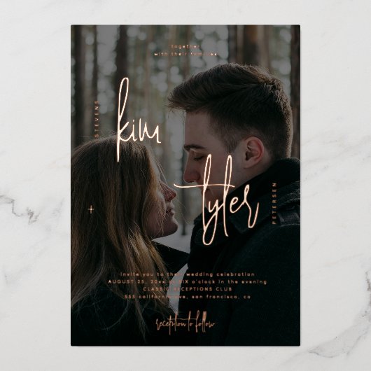 Moderne 2 foto's QR CODE roos gouden script bruilo Folie Uitnodiging (Voorkant)