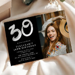 Moderne 30e verjaardag foto kaart<br><div class="desc">Trendy 30e verjaardag foto uitnodiging. Design beschikt over een foto van uw keuze op een zwarte achtergrond,  met een witte tekst eenvoudige sjabloon die gemakkelijk aan te passen is. Het getal dertig is een leuke penseelstreektypografie die deze uitnodiging een modern gevoel geeft.</div>