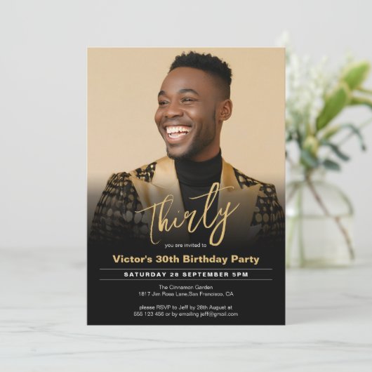 Moderne 30e verjaardag zwart goud minimale foto kaart (Staand voorkant)