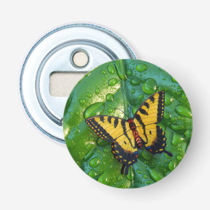 Moderne 3D vlinder op groen blad met regendruppels Button Flesopener