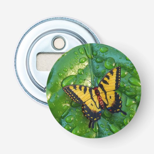 Moderne 3D vlinder op groen blad met regendruppels Button Flesopener (Voorkant)
