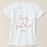 Moderne 40 Fabulous Custom Name 40th Birthday Gift T-shirt<br><div class="desc">Vier het draaien van 40 in stijl met deze moderne zwart-wit aangepaste naam 40e verjaardag T-shirt met de tekst veertig en fantastisch in roze elegante script. Voeg eenvoudig jouw naam toe aan dit T-shirt voor het 40-jarig jubileum. Perfect verjaardagscadeau voor een moderne, stijlvolle en elegante 40-jarige. Exclusief voor u ontworpen...</div>