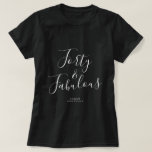 Moderne 40 Fabulous Custom Name 40th Birthday Gift T-shirt<br><div class="desc">Viel het draaien 40 in stijl met deze moderne zwarte en witte douanenaam 40th verjaardag t-shirt met de tekst veertig en fabelachtig in wit elegant manuscript. Voeg gewoon jouw naam toe aan dit 40e verjaardagsfeest T-shirt. Perfect verjaardagscadeau voor een moderne, stijlvolle en elegante 40-jarige. Exclusief voor u ontworpen door Happy...</div>