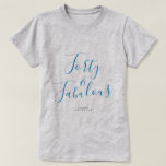 Moderne 40 Fabulous Custom Name 40th Birthday Gift T-shirt<br><div class="desc">Vier het draaien 40 in stijl met deze moderne aangepaste naam 40e verjaardag t-shirt met de tekst veertig en fantastisch in blauw elegant script. Voeg eenvoudig jouw naam toe aan dit 40e verjaardagsviering t-shirt. Perfect verjaardagscadeau voor een moderne, stijlvolle en elegante 40-jarige. Exclusief voor u ontworpen door Happy Dolphin Studio....</div>