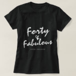 Moderne 40 Fabulous Custom Name 40th Birthday Gift T-shirt<br><div class="desc">Viel het draaien 40 in stijl met deze moderne zwarte en witte douanenaam 40th verjaardag t-shirt met de tekst veertig en fabelachtig in wit elegant manuscript. Voeg gewoon jouw naam toe aan dit 40e verjaardagsfeest T-shirt. Perfect verjaardagscadeau voor een moderne, stijlvolle en elegante 40-jarige. Exclusief voor u ontworpen door Happy...</div>