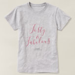 Moderne 40 Fabulous Custom Name 40th Birthday Gift T-shirt<br><div class="desc">Vier het draaien 40 in stijl met deze moderne aangepaste naam 40e verjaardag t-shirt met de tekst veertig en fantastisch in roze elegant script. Voeg eenvoudig jouw naam toe aan dit 40e verjaardagsviering t-shirt. Perfect verjaardagscadeau voor een moderne, stijlvolle en elegante 40-jarige. Exclusief voor u ontworpen door Happy Dolphin Studio....</div>