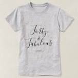 Moderne 40 Fabulous Custom Name 40th Birthday Gift T-shirt<br><div class="desc">Viel het draaien 40 in stijl met deze moderne douanenaam 40e verjaardag t-shirt met de tekst veertig en fabelachtig in elegant zwart manuscript. Voeg gewoon jouw naam toe aan dit 40e verjaardagsfeest T-shirt. Perfect verjaardagscadeau voor een moderne,  stijlvolle en elegante 40-jarige. Exclusief voor u ontworpen door Happy Dolphin Studio.</div>
