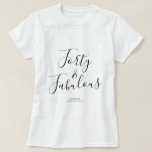 Moderne 40 Fabulous Custom Name 40th Birthday Gift T-shirt<br><div class="desc">Vier het draaien van 40 in stijl met deze moderne zwart-wit aangepaste naam 40e verjaardag T-shirt met de tekst veertig en fantastisch in zwart elegant script. Voeg eenvoudig jouw naam toe aan dit T-shirt voor het 40-jarig jubileum. Perfect verjaardagscadeau voor een moderne, stijlvolle en elegante 40-jarige. Exclusief voor u ontworpen...</div>