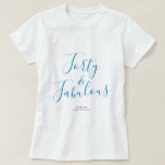 Moderne 40 Fabulous Custom Name 40th Birthday Gift T-shirt<br><div class="desc">Viel het draaien 40 in stijl met deze moderne zwarte en witte douanenaam 40th verjaardag t-shirt met de tekst veertig en fabelachtig in blauw elegant manuscript. Voeg gewoon jouw naam toe aan dit 40e verjaardagsfeest T-shirt. Perfect verjaardagscadeau voor een moderne, stijlvolle en elegante 40-jarige. Exclusief voor u ontworpen door Happy...</div>