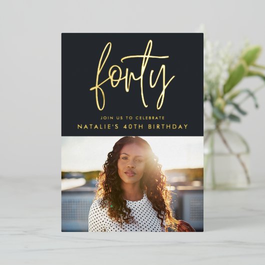Moderne 40e verjaardag folie stijlvol elegant scri folie uitnodiging (Staand Voorkant)