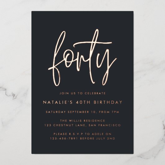 Moderne 40e verjaardag stijlvol elegante script folie uitnodiging (Voorkant)