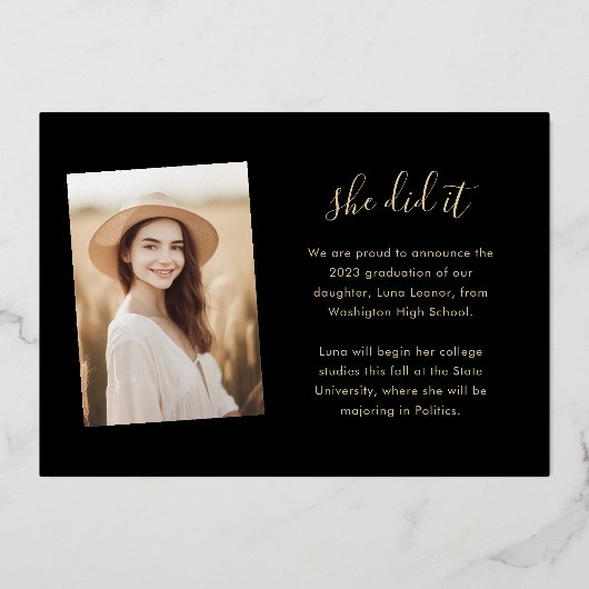 Moderne 4 foto-Afstuderen Collage Black en Gold Folie Uitnodiging (Achterkant)