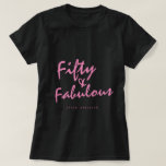Moderne 50 Fabulous Custom Name 50th Birthday Gift T-shirt<br><div class="desc">Vier het draaien van 50 in stijl met deze moderne zwarte en roze aangepaste naam 50e verjaardag T-shirt met de tekst vijftig en fantastisch in roze elegante script. Voeg eenvoudig jouw naam toe aan dit vijftigste verjaardagsfeest t-shirt. Perfect verjaardagscadeau voor een moderne, stijlvolle en elegante 50-jarige. Exclusief voor u ontworpen...</div>
