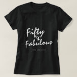Moderne 50 Fabulous Custom Name 50th Birthday Gift T-shirt<br><div class="desc">Vier het draaien van 50 in stijl met deze moderne zwart-wit aangepaste naam 50e verjaardag T-shirt met de tekst vijftig en fantastisch in wit elegant script. Voeg eenvoudig jouw naam toe aan dit vijftigste verjaardagsfeest t-shirt. Perfect verjaardagscadeau voor een moderne, stijlvolle en elegante 50-jarige. Exclusief voor u ontworpen door Happy...</div>