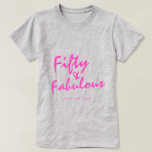 Moderne 50 Fabulous Custom Name 50th Birthday Gift T-shirt<br><div class="desc">Vier het draaien van 50 in stijl met deze moderne grijze en roze aangepaste naam 50e verjaardag T-shirt met de tekst vijftig en fantastisch in helder roze elegant script. Voeg eenvoudig jouw naam toe aan dit vijftigste verjaardagsfeest t-shirt. Perfect verjaardagscadeau voor een moderne, stijlvolle en elegante 50-jarige. Exclusief voor u...</div>