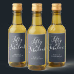 Moderne 50 Fabulous Donkerblauwe Naam 50ste Verjaa Wijn Etiket<br><div class="desc">Vier je vijftigste verjaardag in stijl met dit elegante donkerblauwe wijnlabel voor je vijftigste verjaardag met de tekst 50 en fabulous in witte chic calligrafie. Voeg eenvoudig je naam toe en je wijnlabels voor je vijftigste verjaardagsfeest zijn klaar. Exclusief ontworpen voor jou door Happy Dolphin Studio. Als je hulp nodig...</div>