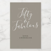 Moderne 50 Fabulous Grey Custom Name 50th Birthday Wijn Etiket (Enkel label)