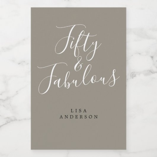 Moderne 50 Fabulous Grey Custom Name 50th Birthday Wijn Etiket (Enkel label)