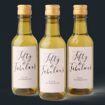 Moderne 50 Fabulous Pink Custom Name 50th Birthday Wijn Etiket<br><div class="desc">Vier het draaien 50 in stijl met dit elegante 50ste verjaardagswijnlabel met de tekst 50 en fantastisch in zwart chique scriptkalligrafie op een pastelroze achtergrond. Voeg gewoon jouw naam toe en uw 50e verjaardagsfeestgeschenk wijnlabels zijn klaar om te gaan. Exclusief voor u ontworpen door Happy Dolphin Studio. Als u hulp...</div>