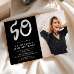 Moderne 50e verjaardag foto kaart<br><div class="desc">Trendy 50e verjaardag foto uitnodiging. Design beschikt over een foto van uw keuze op een zwarte achtergrond,  met een witte tekst eenvoudige sjabloon die gemakkelijk aan te passen is. Het getal vijftig is een leuke penseelstreektypografie die deze uitnodiging een modern gevoel geeft.</div>