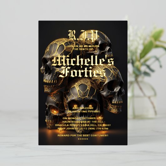 Moderne 50e verjaardag schedel Halloween goud Folie Uitnodiging (Staand Voorkant)