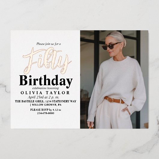 Moderne 50e verjaardag Wit Zwart Foto Vijftig Folie Uitnodiging (Voorkant)