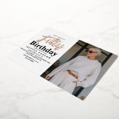 Moderne 50e verjaardag Wit Zwart Foto Vijftig Folie Uitnodiging (Gedraaid)