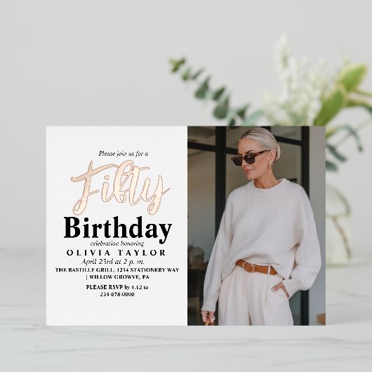 Moderne 50e verjaardag Wit Zwart Foto Vijftig Folie Uitnodiging (Staand Voorkant)