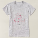 Moderne 60 Fabulous Custom Name 60th Birthday Gift T-shirt<br><div class="desc">Viel het draaien 60 in stijl met deze douanenaam moderne 60e verjaardag t-shirt met de tekst zestig en fabelachtig in elegant roze manuscript. Voeg gewoon jouw naam toe aan dit 60ste verjaardagsfeest T-shirt. Perfect verjaardagscadeau voor een moderne,  stijlvolle en elegante 60-jarige. Exclusief voor u ontworpen door Happy Dolphin Studio.</div>
