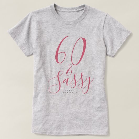 Moderne 60 Sassy Roze Naam 60ste Verjaardag Cadeau T-shirt (Design voorkant)