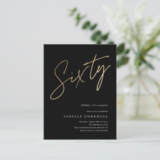 Moderne 60e Birthday elegant zwart-goudscript Uitnodiging Briefkaart (Staand voorkant)