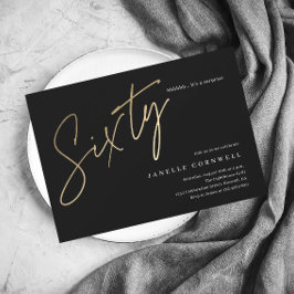 Moderne 60e Birthday elegant zwart-goudscript Uitnodiging Briefkaart
