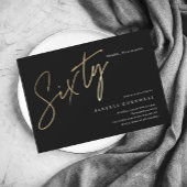 Moderne 60e Birthday elegant zwart-goudscript Uitnodiging Briefkaart