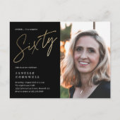 Moderne 60e verjaardag Foto zwart & Gold Script Uitnodiging Briefkaart (Voorkant)