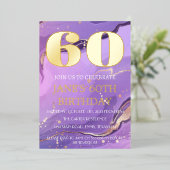 Moderne 60e verjaardag Paarse goudkoorts QR-code Folie Uitnodiging (Staand Voorkant)