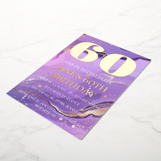 Moderne 60e verjaardag Paarse goudkoorts QR-code Folie Uitnodiging (Gedraaid)